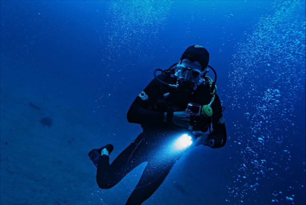 Traje seco de buceo: Todas sus característica