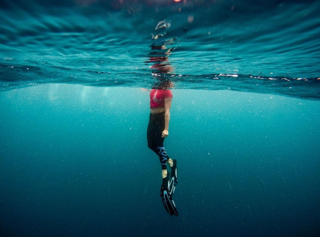 Diferencias entre apnea y buceo en equipo: Guía completa para buceadores