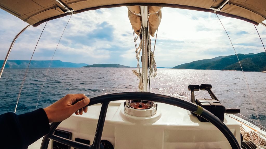 Rutas en barco: descubre los rincones secretos de la costa