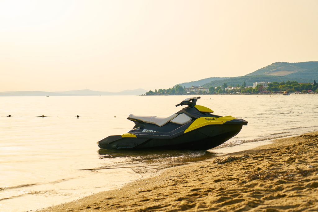 ¿Se puede conducir una moto de agua sin licencia? Todo lo que debes saber antes de lanzarte al mar
